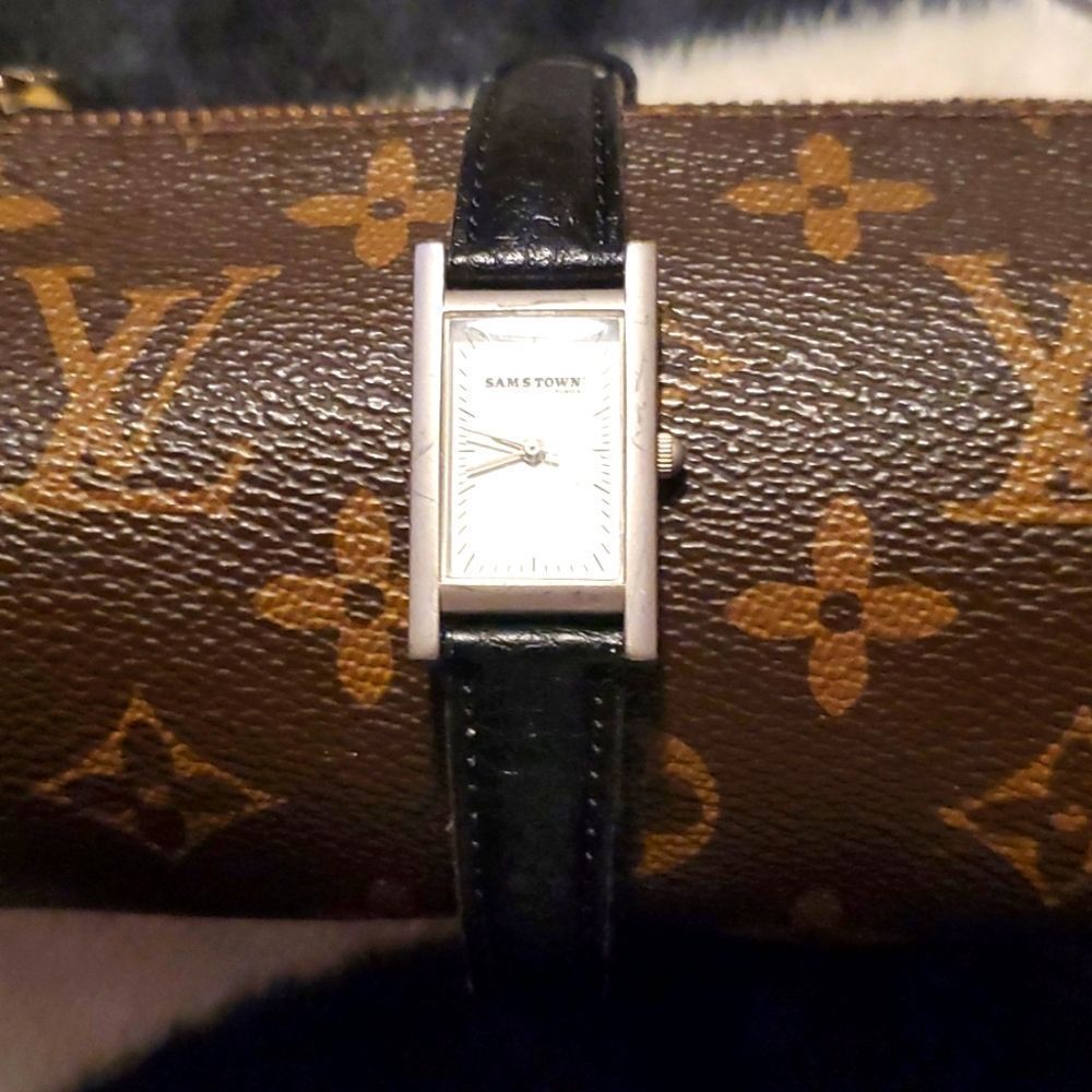 Sam's Town Tunica MS Casino Vintage Silvertone Case Black Band Watch